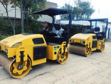 洛陽3噸4噸無級變速自動擋雙鋼輪壓路機(jī)