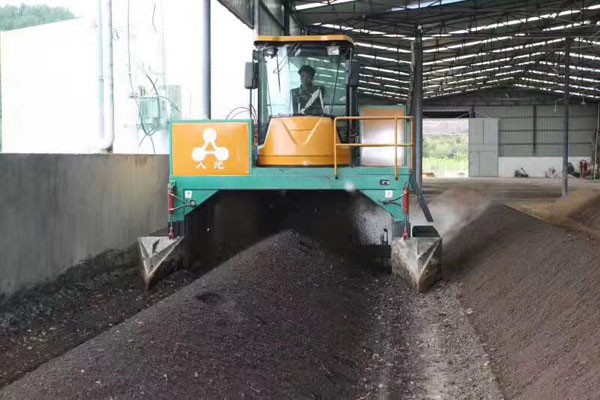 羊糞發(fā)酵翻堆機室內(nèi)作業(yè)圖