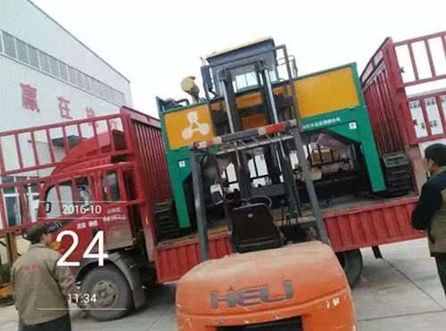 2300履帶式翻堆機(jī)發(fā)往湖北，裝車(chē)完畢