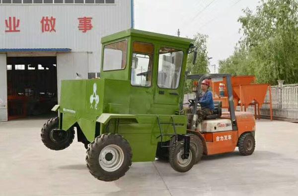 RYFD2000型輪式翻堆機(jī)山東批量發(fā)貨裝車運(yùn)輸過(guò)程