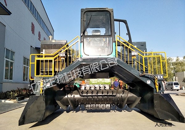 自走式翻堆機用途與優(yōu)點，處理糞污不手軟！