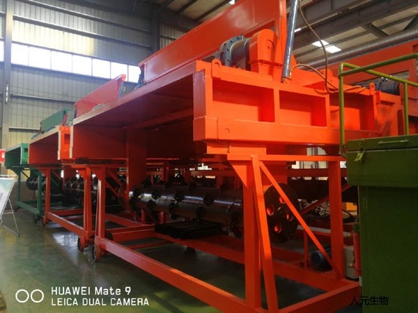 槽式翻拋機介紹，跨度大，發(fā)酵快，一機多槽效率高