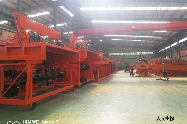 槽式翻堆機(jī)好用嗎？一機(jī)多槽效率高，發(fā)酵快