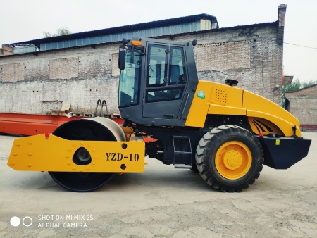 10噸單鋼輪無級(jí)變速自動(dòng)擋振動(dòng)壓路機(jī)